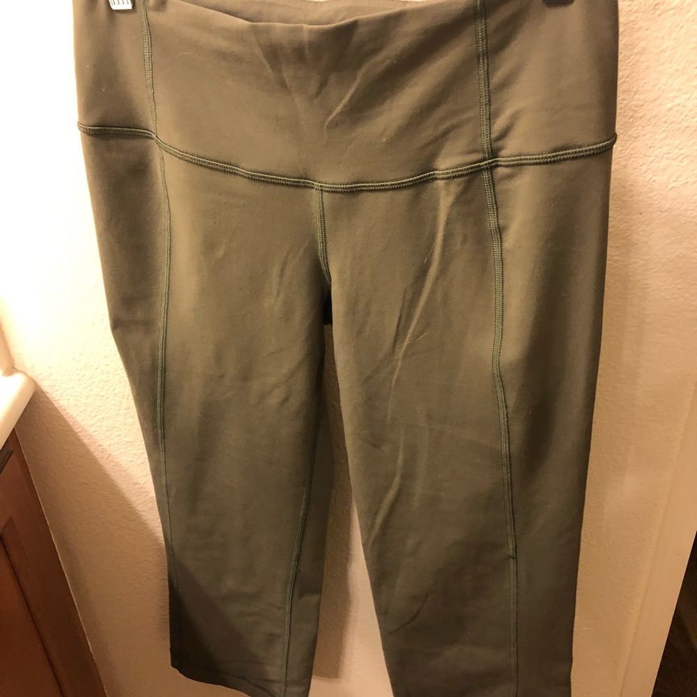 Lululemon cropped yoga pants